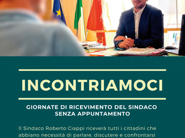 Sindaco alla scrivania con davanti un cittadino